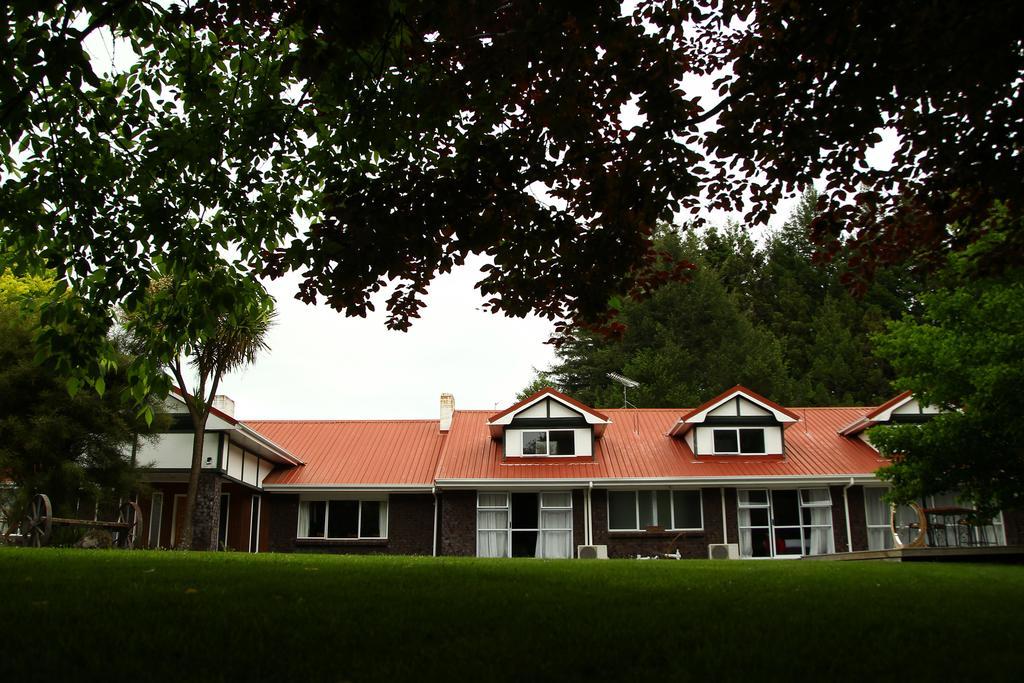 Redwood Lodge Bed And Breakfast Otorohanga Exterior photo